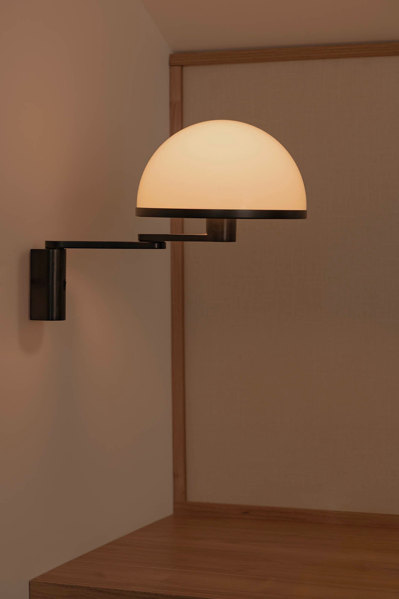 Dome Pared Con Brazo Orientable Negro