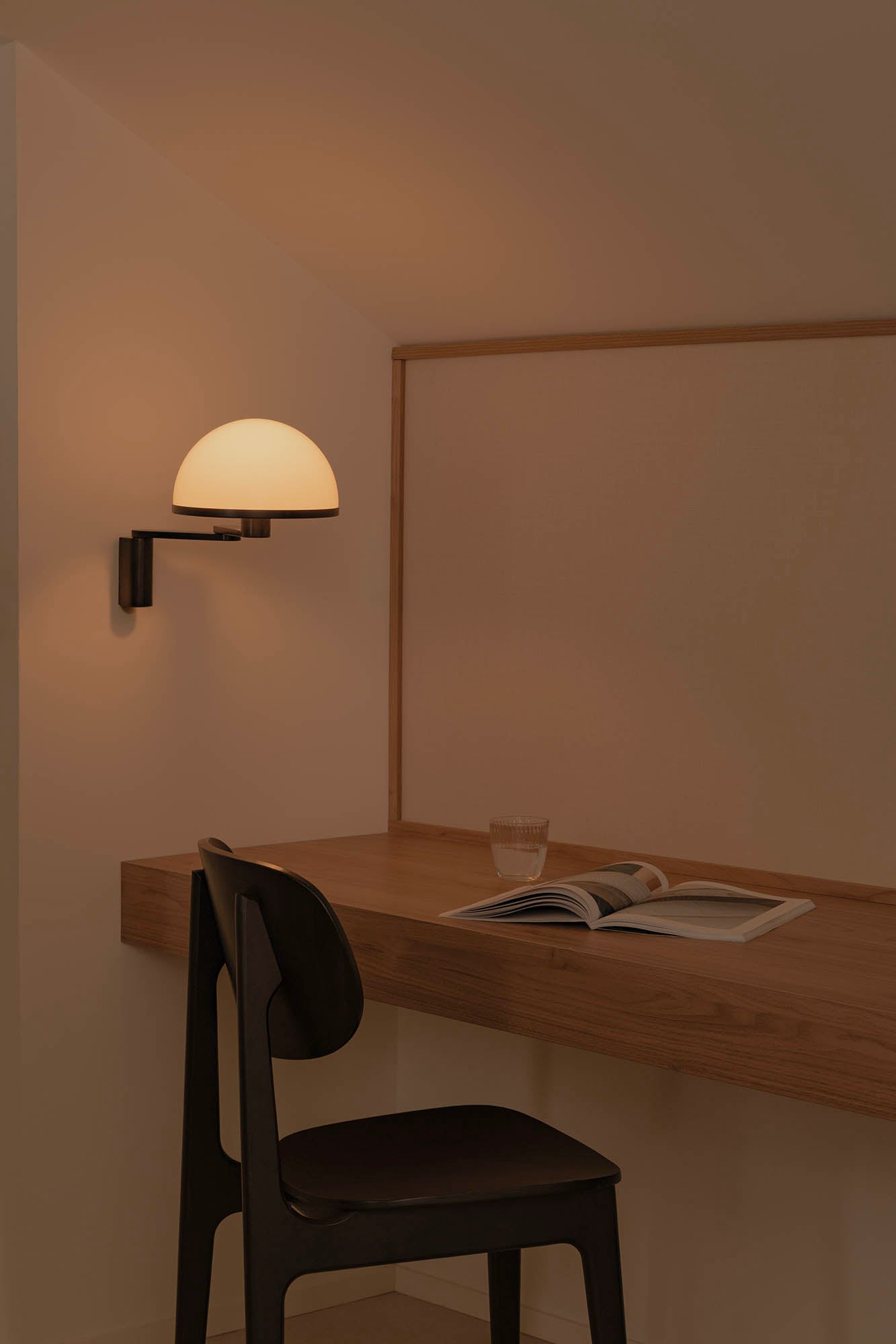 Dome Pared Con Brazo Orientable Negro